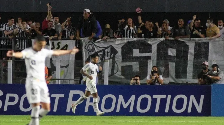 Marinho comemora com a torcida o primeiro gol do Santos nesta noite (Foto: Fernanda Luz/AGIF)