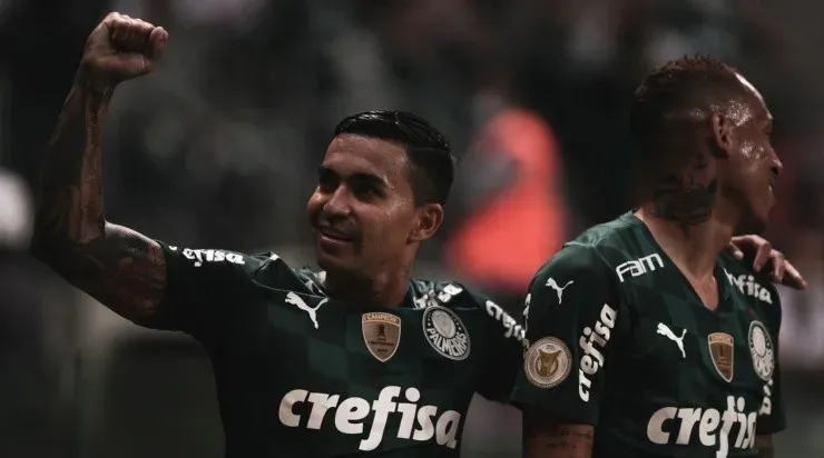 Dudu e Breno Lopes comemoram o quarto gol do Palmeiras (Foto: Ettore Chiereguini/AGIF)