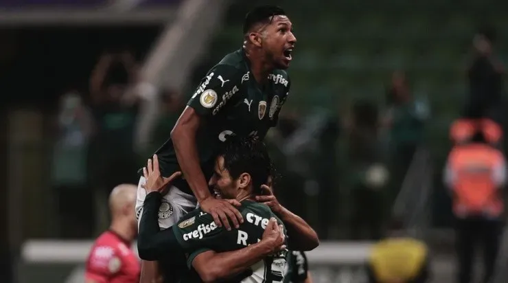 Jogadores do Palmeiras comemoram gol sobre o Atlético-GO (Foto: Ettore Chiereguini/AGIF)