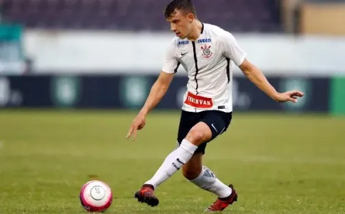 Foto:Thiago Calil/AGIF | Carlos Augusto pode render bolada ao Corinthians