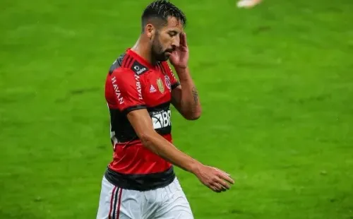 Foto: (Pedro H. Tesch/AGIF) - Na lateral direita, Isla não é unanimidade no Flamengo