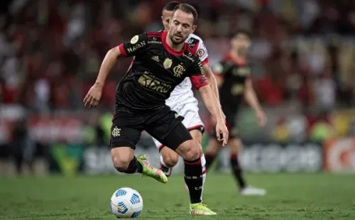 Foto: Jorge Rodrigues/AGIF – Éverton Ribeiro é um dos que voltam ao time titular do Flamengo