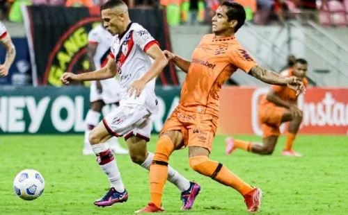 Foto: (Rafael Vieira/AGIF) - Everton Felipe em ação pelo Sport neste Campeonato Brasileiro