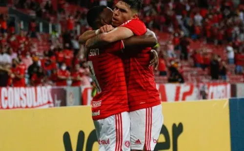 Foto: (Maxi Franzoi/AGIF) - Palacios comemora o gol do Internacional com Edenilson