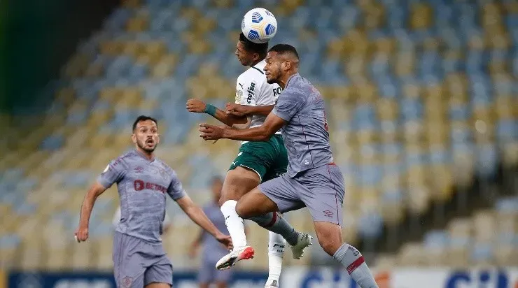 Jogadores de Fluminense e Palmeiras disputam a bola dentro de campo (Foto: Getty Images)