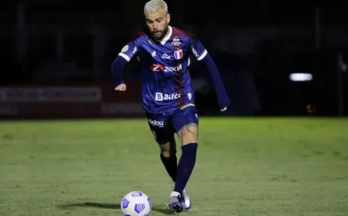 Foto: Guilherme Drovas/AGIF – Lucas Lima em ação pelo Fortaleza