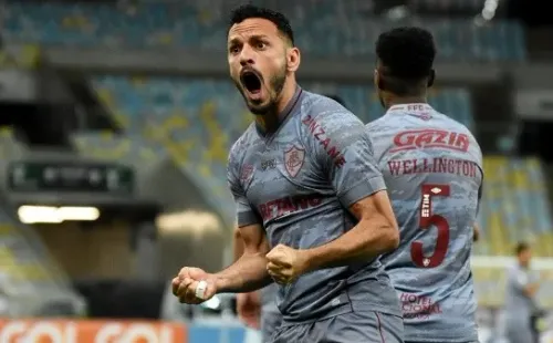 Jogador falou sobre a dificuldade do time em manter o bom rendimento por mais tempo