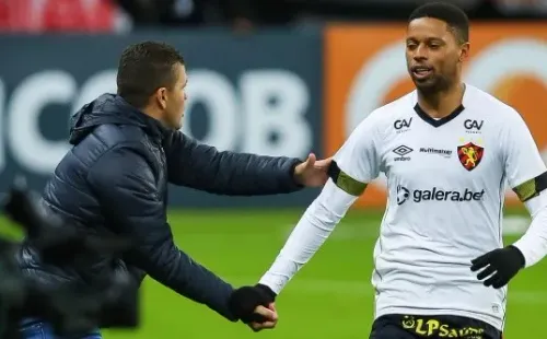 RS - Porto Alegre - 30/05/2021 - BRASILEIRO A 2021, INTERNACIONAL X SPORT - Andre jogador do Sport comemora seu gol com Umberto Louzer tecnico da sua equipe durante partida contra o Internacional no estadio Beira-Rio pelo campeonato Brasileiro A 2021. Foto: Pedro H. Tesch/AGIF