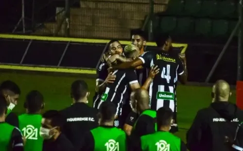 R.Pierre/AGIF/ Figueirense comemorando gol.