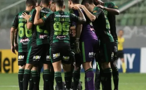 Fernando Moreno/AGIF/ Jogadores do América-MG antes da partida contra o Grêmio, pelo Brasileirão.