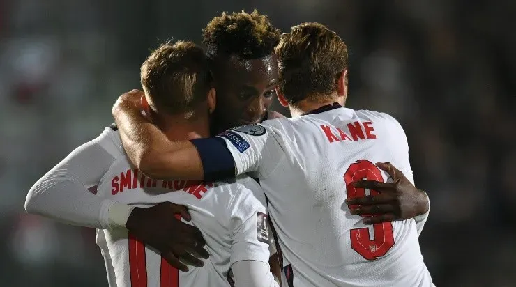 Jogadores ingleses comemoram gol contra San Marino (Foto: Getty Images)