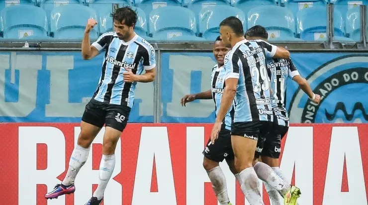 Jogadores gremistas comemoram gol diante do RB Bragantino (Foto: Pedro H. Tesch/AGIF)