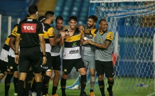 Fernando Torres/AGIF/ Jogadores do Criciúma comemorando gol