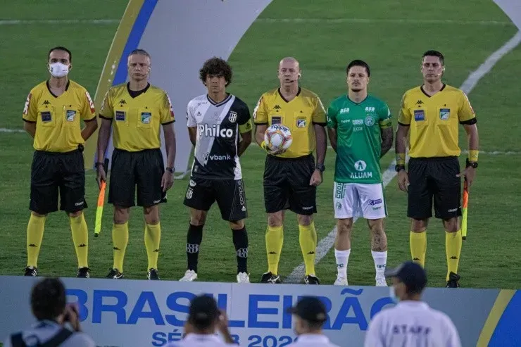 Rebeca Reis/AGIF - Jogadores da Ponte e do Guarani posam para foto ao lado do árbitro em partida no estádio Brinco de Ouro pela Série B.
