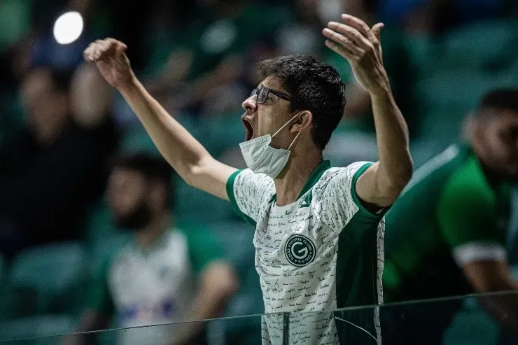 Heber Gomes/AGIF - Torcedor do Goiás irá lotar o setor visitante, mas vá de máscara.