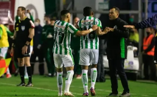 Luiz Erbes/AGIF/ Técnico Jair Ventura com os jogadores do Juventude.