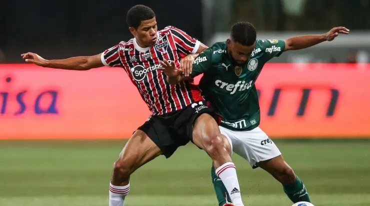Gabriel Sara e Jorge disputam a bola dentro de campo (Foto: Getty Images)