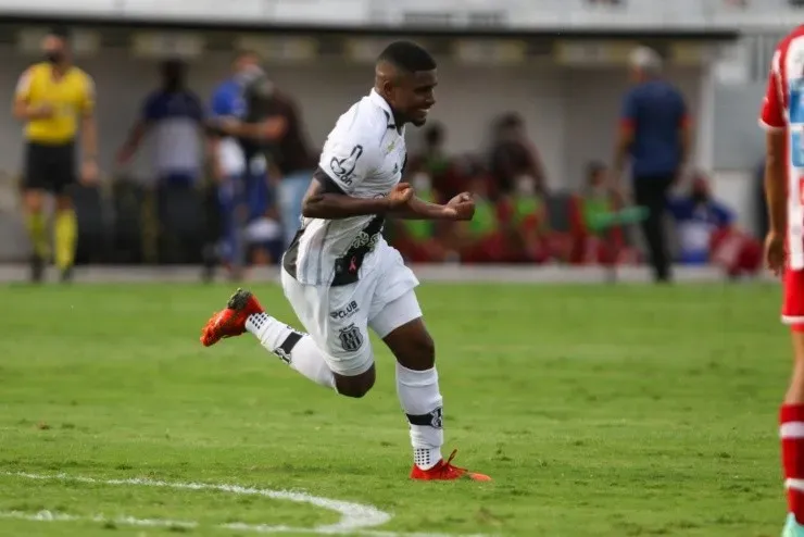 Rogério Capela/AGIF - Marcos Junior jogador da Ponte Preta comemora seu gol durante partida contra o Náutico no estádio Moises Lucarelli pelo campeonato Brasileiro B 2021