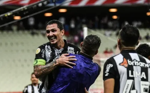 Foto: Kely Pereira/AGIF – Vina foi o grande nome da vitória do Vozão contra o Fortaleza