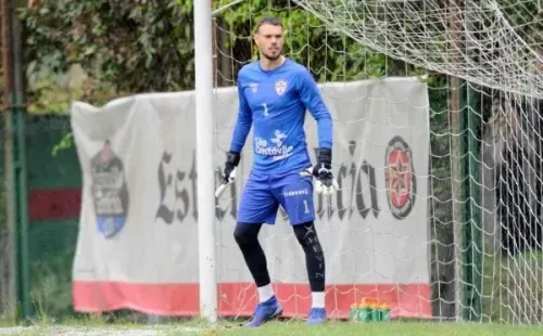 Thomazella renovou contra com a Portuguesa para a próxima temporada (Foto: Dorival Rosa/Portuguesa)
