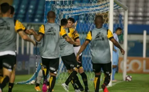 Fernando Torres/AGIF/ Jogadores do Criciúma em campo.