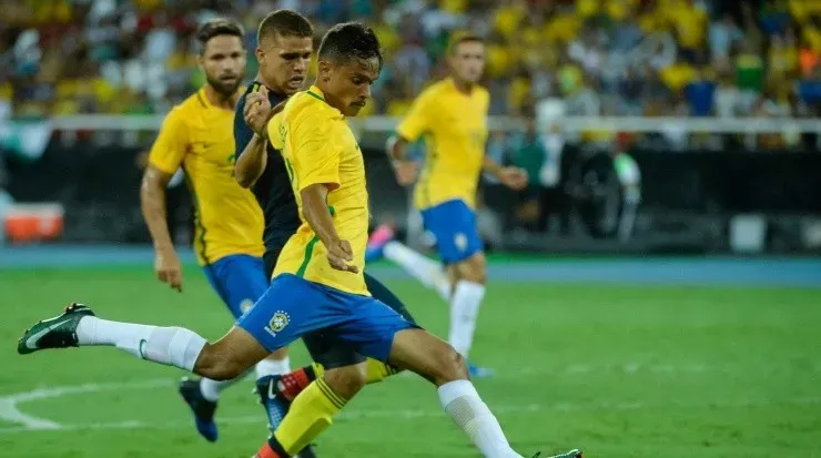 Gustavo Scarpa, em campo pela seleção brasileira (Foto: Fernando Soutello/AGIF)