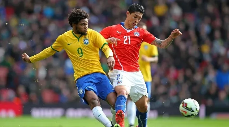 Luiz Adriano, em campo pela seleção brasileira (Foto: Getty Images)