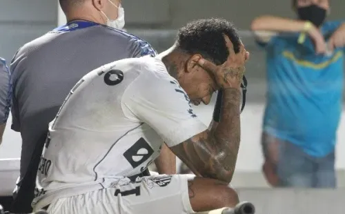 Foto: Fernanda Luz/AGIF – Marinho, jogador do Santos, lamenta contusão