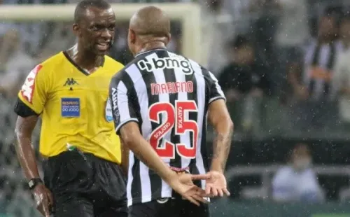 Foto: (Fernando Moreno/AGIF) - André Rizek criticou a atuação do árbitro Luiz Flávio de Oliveira, que foi orientado pelo VAR a revisar o lance envolvendo Diego Costa