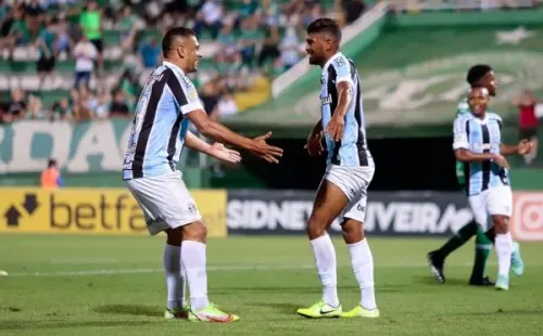 Foto: (Dinho Zanotto/AGIF) - Thiago Santos e Diego Souza começaram como titulares do Grêmio neste sábado (20)
