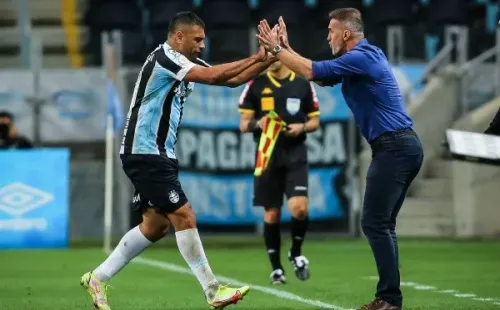 Pedro H. Tesch/AGIF – Comandante do Tricolor Gaúcho não descarta repetir escalação contra o Flamengo na próxima terça (23)