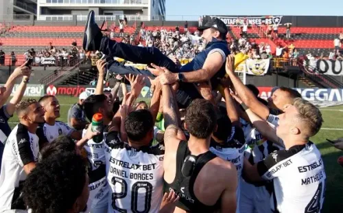 Enderson foi muito festejado pelos jogadores após a confirmação do título