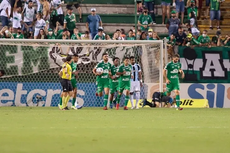 Dinho Zanotto/AGIF - Atletas da Chape tem missão difícil neste fim de Brasileirão.