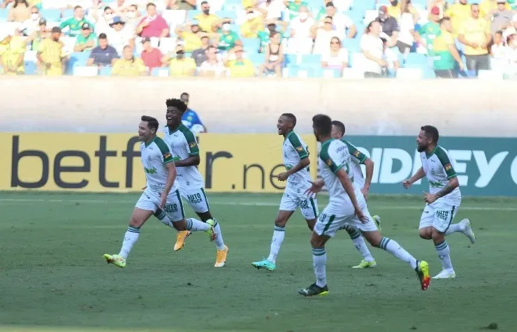 Gil Gomes/AGIF - América tem 13 jogadores pendurados.