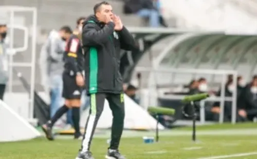Foto: Luiz Erbes/AGIF/ Técnico Jair Ventura em campo pelo Juventude.