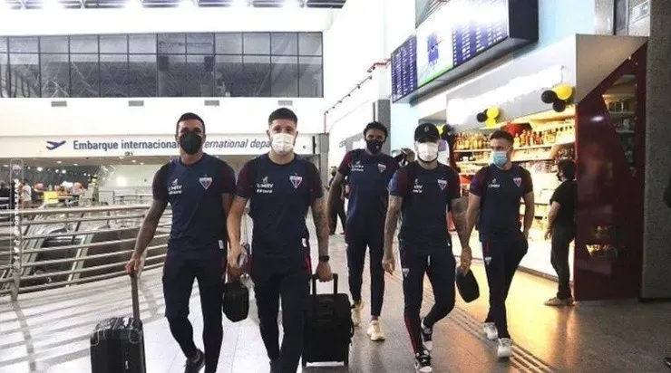 A delegação do Fortaleza embarcou nessa terça-feira (23) paera Santos. Foto: Bruno Oliveira/ Fortaleza FC