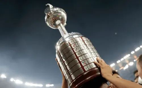 Troféu da Libertadores será disputado por Flamengo e Palmeiras (Foto: Getty Images)