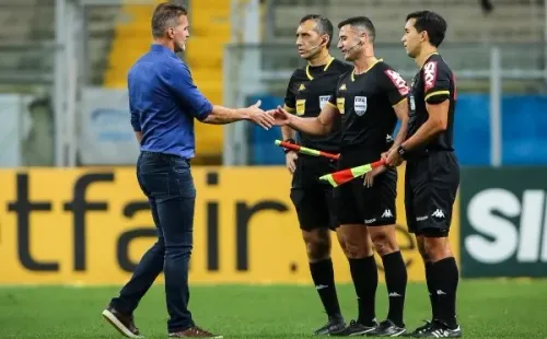 Treinador reclamou da expulsão de Jhonata Robert