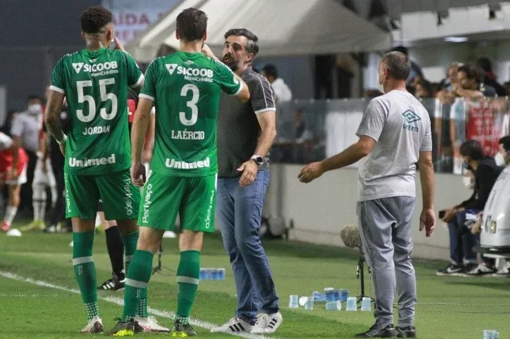 Fernanda Luz/AGIF - Treinador da Chape com jogadores em jogo contra o Santos.