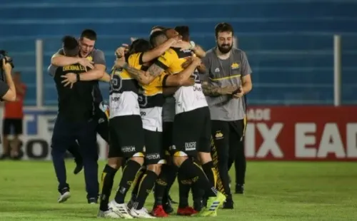 Foto: Fernando Torres/AGIF/ Jogadores do Criciúma em campo.