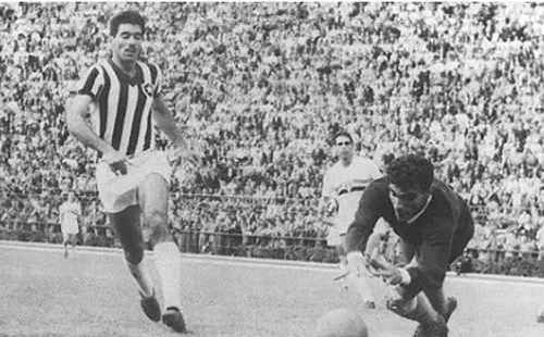 Foto: Reprodução | Site Botafogo | Nilton Santos jogou apenas pelo Botafogo e pela Seleção Brasileira