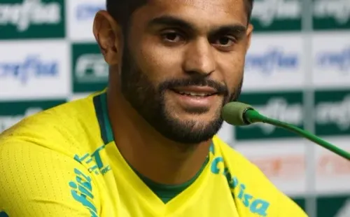 SÃO PAULO, SP - 17.05.2016: TREINO DO PALMEIRAS - O jogador Luan, da SE Palmeiras, concede entrevista coletiva após treinamento, na Academia de Futebol, no bairro da Barra Funda. (Foto: Cesar Greco / Fotoarena)