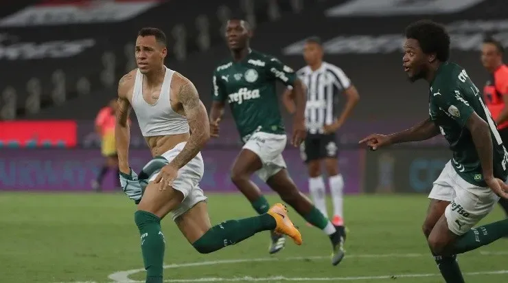Breno Lopes tira a camisa na comemoração do gol marcado contra o Santos (Foto: Getty Images)