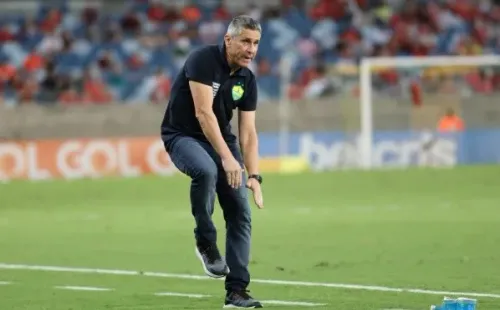 Jorginho na beira do campo em partida do Cuiabá (Foto: AssCom Dourado)