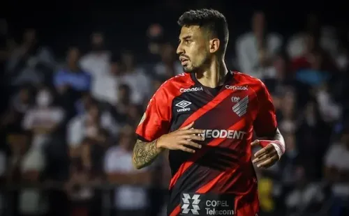 Foto: Marcello Zambrana/AGIF – Zagueiro foi campeão recentemente Sul-Americana e completou 100 jogos contra o São Paulo
