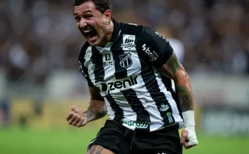 Foto:Pedro Chaves/AGIF – Camisa 29 se machucou contra o Corinthians e desfalca Tiago Nunes diante do Flamengo