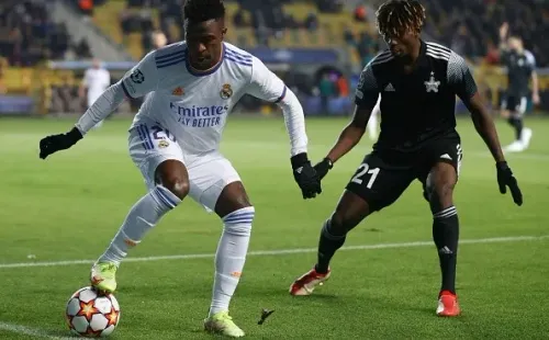 Foto por Pedro Castillo/Real Madrid via Getty Images – Vinícius Jr em ação pelo Real Madrid