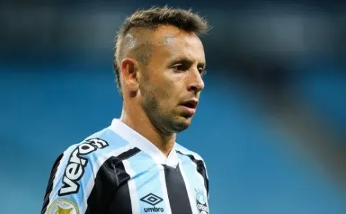 RS - Porto Alegre - 23/11/2021 - BRASILEIRO A 2021, GREMIO X FLAMENGO - Rafinha jogador do Gremio durante partida contra o Flamengo no estadio Arena do Gremio pelo campeonato Brasileiro A 2021. Foto: Pedro H. Tesch/AGIF