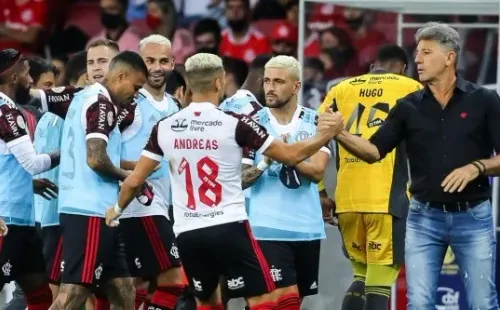 RS - Porto Alegre - 20/11/2021 - BRASILEIRO A 2021, INTERNACIONAL X FLAMENGO - Andreas jogador do Flamengo comemora seu gol com Renato Portaluppi tecnico do seu time durante partida contra o Internacional no estadio Beira-Rio pelo campeonato Brasileiro A 2021. Foto: Pedro H. Tesch/AGIF