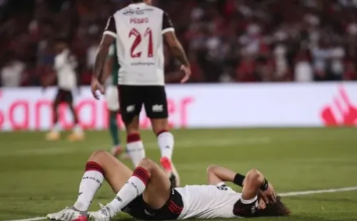 Ettore Chiereguini/AGIF – Jogadores do Flamengo abatidos pela derrota